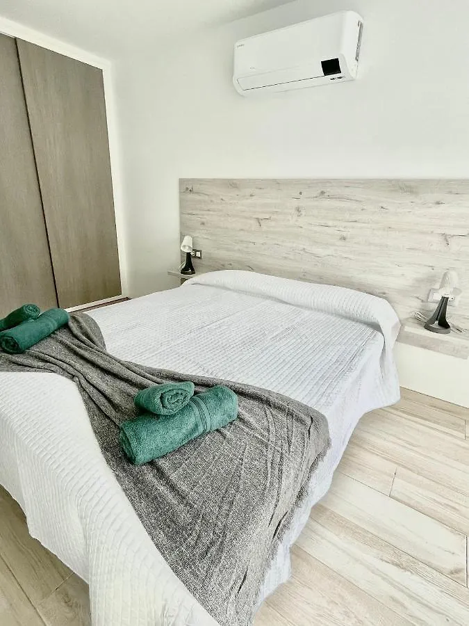 Apartment Island Suites Arona